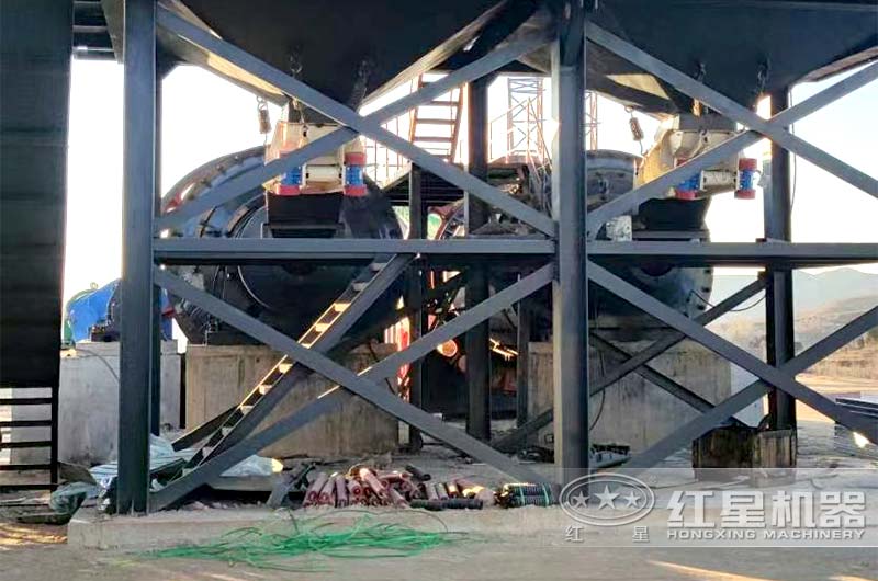 西安時(shí)產(chǎn)500噸大型磨石頭球磨機(jī)安裝現(xiàn)場(chǎng) 西安時(shí)產(chǎn)500噸大型磨石頭球磨機(jī)安裝現(xiàn)場(chǎng)