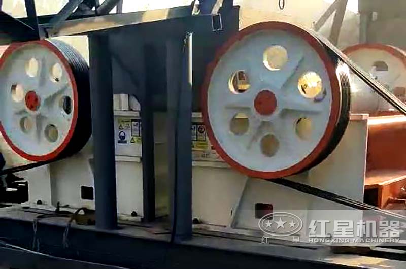 細(xì)顎式破碎機(jī)碎煤現(xiàn)場 細(xì)顎式破碎機(jī)碎煤現(xiàn)場