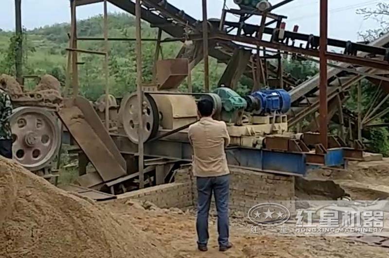 對(duì)輥式破碎機(jī)制砂現(xiàn)場 對(duì)輥式破碎機(jī)制砂現(xiàn)場