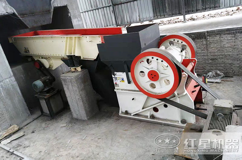 花崗巖破碎生產(chǎn)線，使用鄂破機(jī)