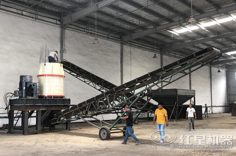 復(fù)合式粉碎機(jī)現(xiàn)場 復(fù)合式粉碎機(jī)現(xiàn)場