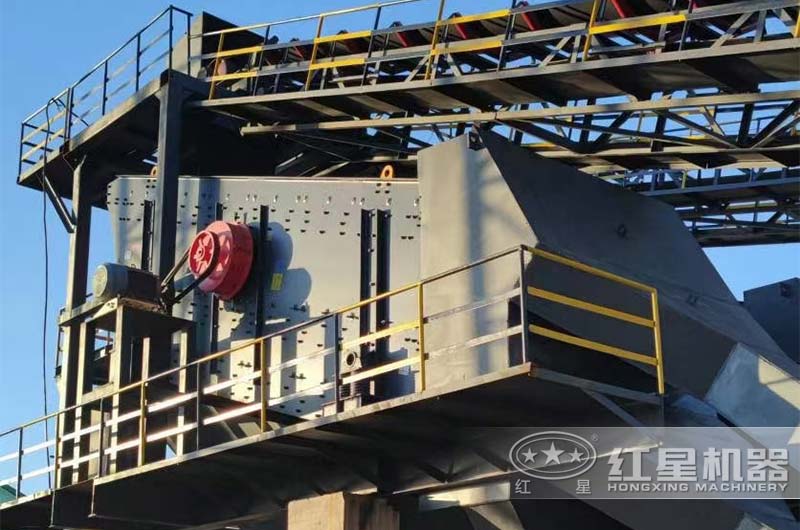 振動(dòng)篩分機(jī)現(xiàn)場 振動(dòng)篩分機(jī)現(xiàn)場