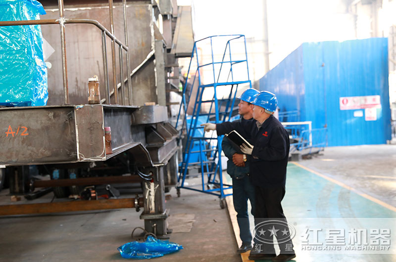 為保證質(zhì)量，老師傅現(xiàn)場指導(dǎo)設(shè)備生產(chǎn)