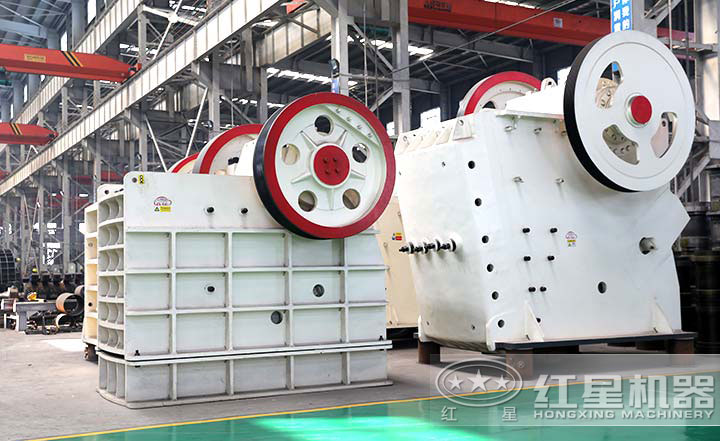 顎式破碎機實拍圖，型號多樣，價格在10-80萬之間