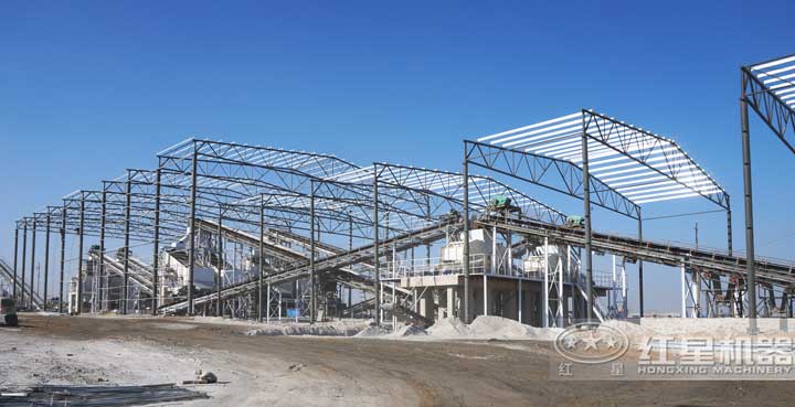 時產(chǎn)800噸生產(chǎn)現(xiàn)場，多臺設(shè)備同時作業(yè)