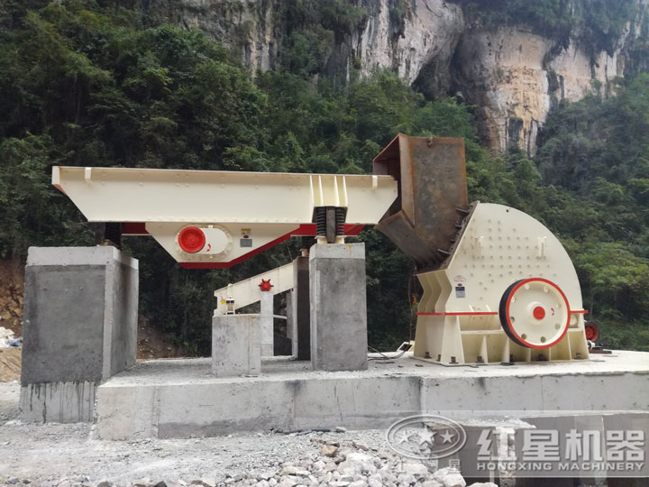 應(yīng)用在制砂生產(chǎn)線中的重錘式破碎機(jī)，破碎力大