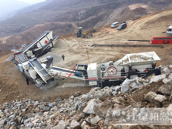 大型移動(dòng)石頭碎沙機(jī)現(xiàn)場(chǎng)