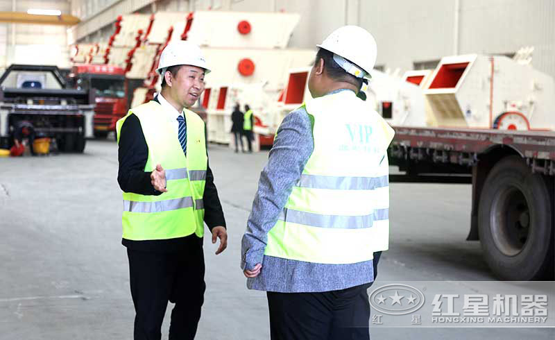 客戶(hù)來(lái)廠參觀碎石破碎機(jī)