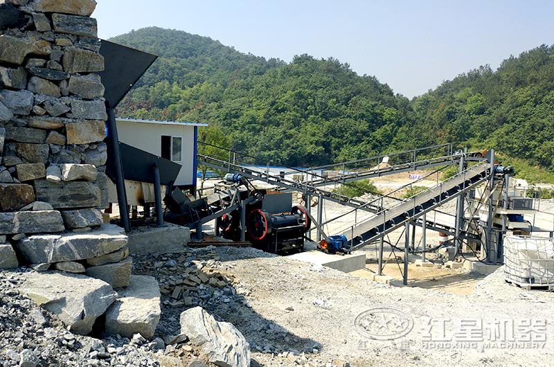 顎式細(xì)破碎機(jī)破碎現(xiàn)場，搭配制砂機(jī)使用